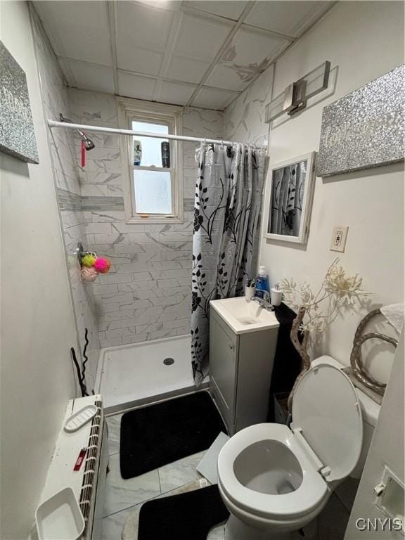 bathroom with a paneled ceiling, a shower with curtain, toilet, and vanity