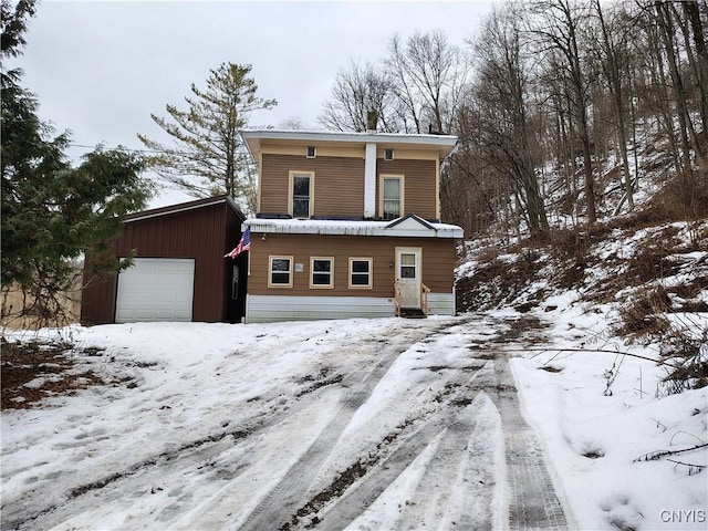 view of front property featuring a garage