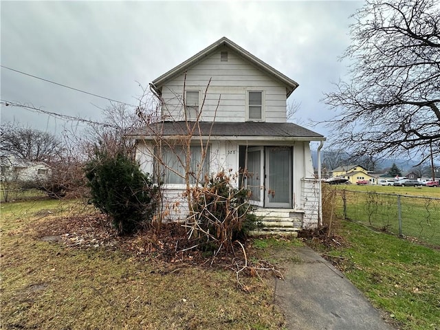 view of front facade with a front lawn