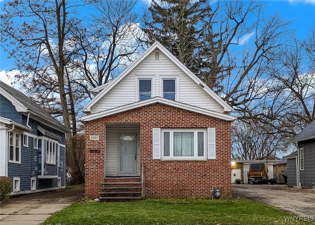 bungalow-style house featuring a front lawn