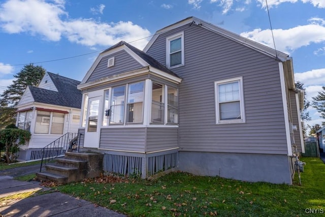 view of front of home featuring a front lawn