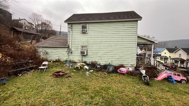 view of side of property featuring a yard