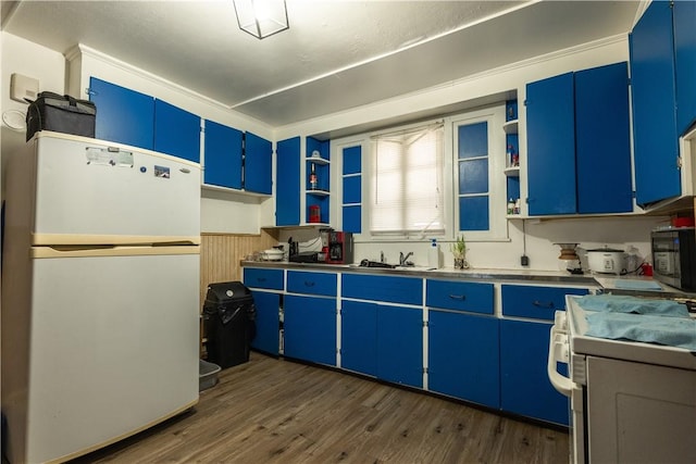 kitchen featuring sink, white appliances, blue cabinetry, and dark wood-type flooring