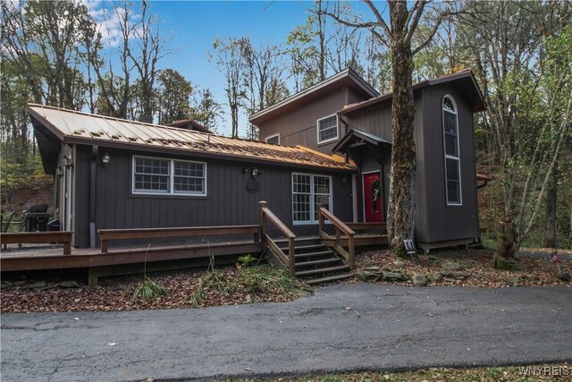 view of front facade featuring a wooden deck