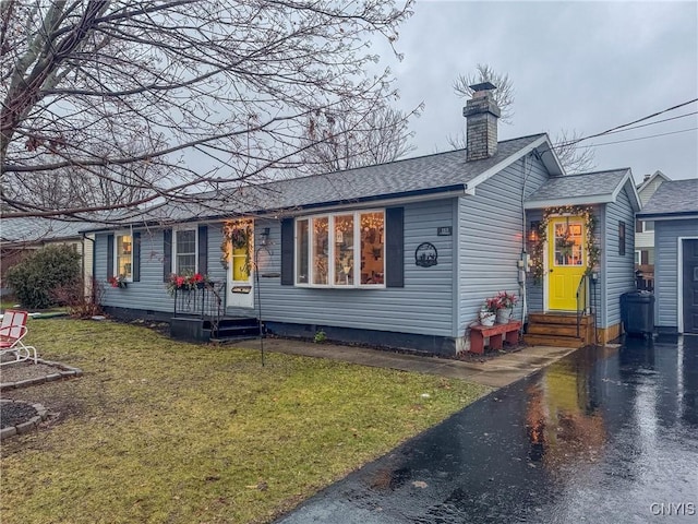 single story home with a front yard