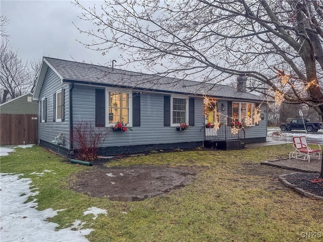 view of front of house featuring a front lawn