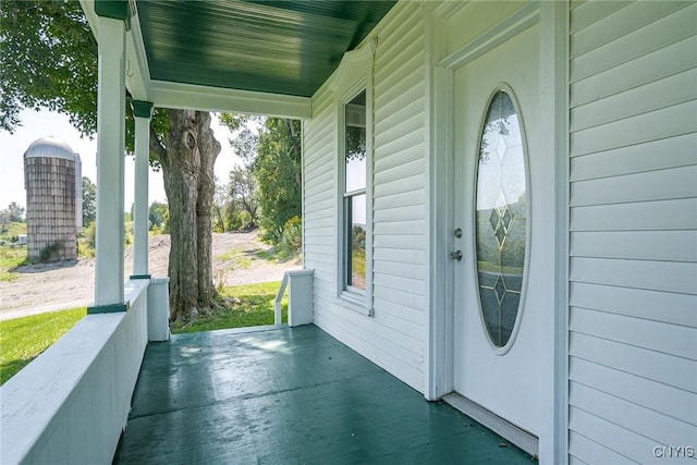 entrance to property featuring a porch