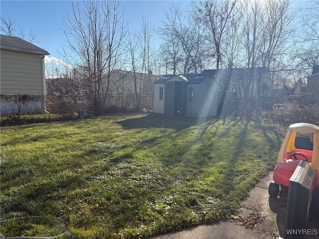 view of yard featuring an outbuilding