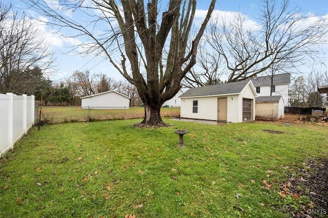 view of yard featuring an outbuilding