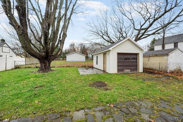 view of yard with an outdoor structure and a garage