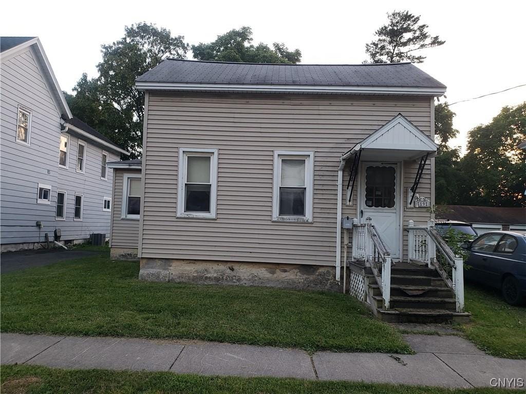 view of front facade featuring a front yard