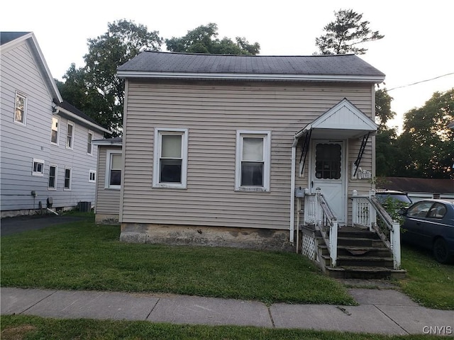 view of front facade featuring a front yard