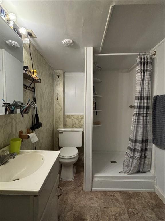 bathroom with a shower with curtain, vanity, and toilet