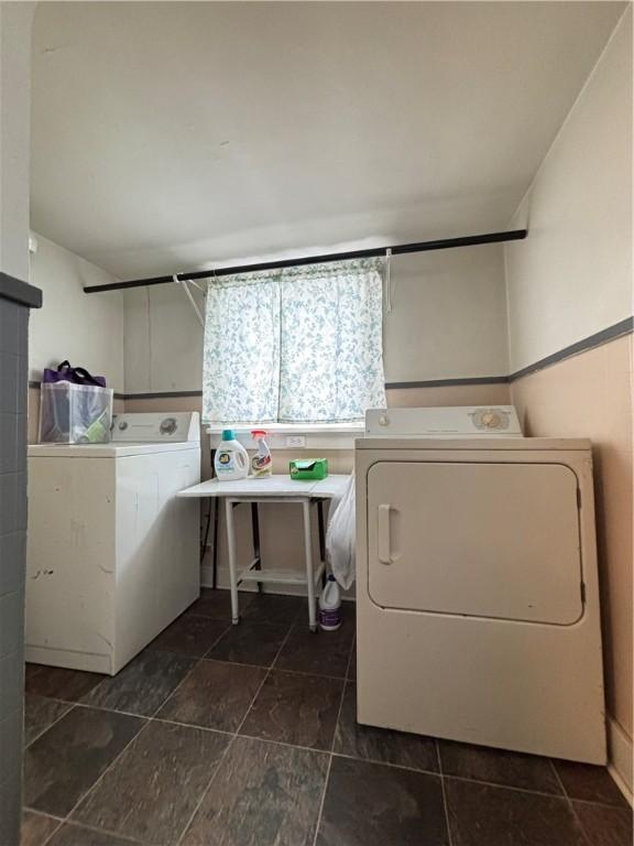 305 Janeway St, Kane Boro, PA 16735 - laundry area featuring washer and dryer