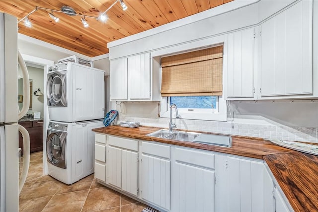 laundry area with wood ceiling, sink, and stacked washing maching and dryer