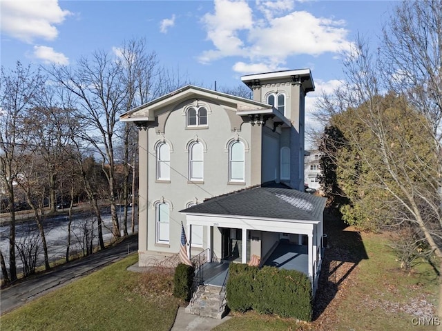 view of front of property with a front yard