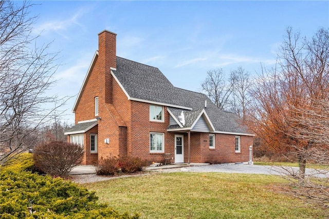 view of front of property featuring a front lawn