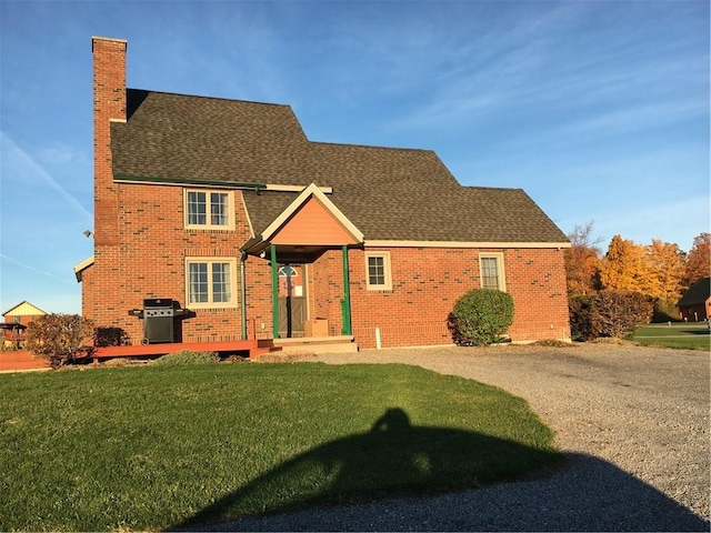 view of front facade with a front lawn