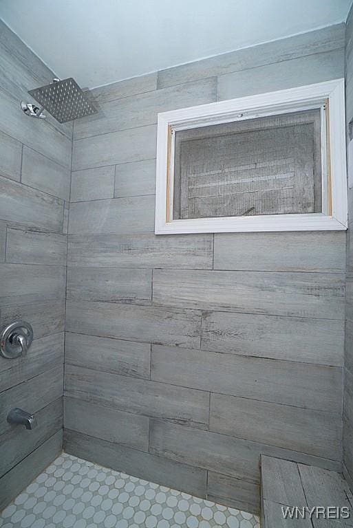 bathroom featuring a tile shower