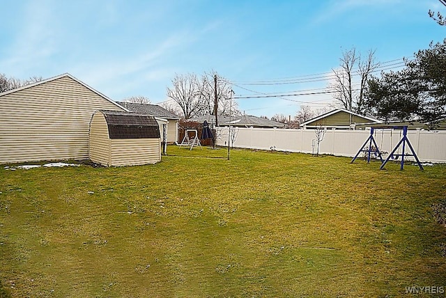 view of yard featuring a storage shed