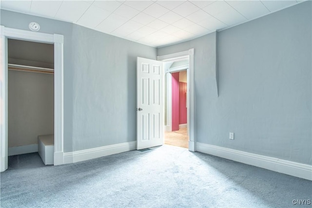 unfurnished bedroom with carpet flooring and a closet