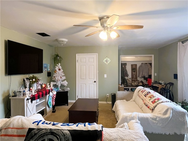 carpeted living room featuring ceiling fan