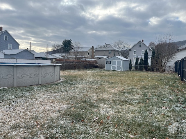 view of yard featuring a fenced in pool