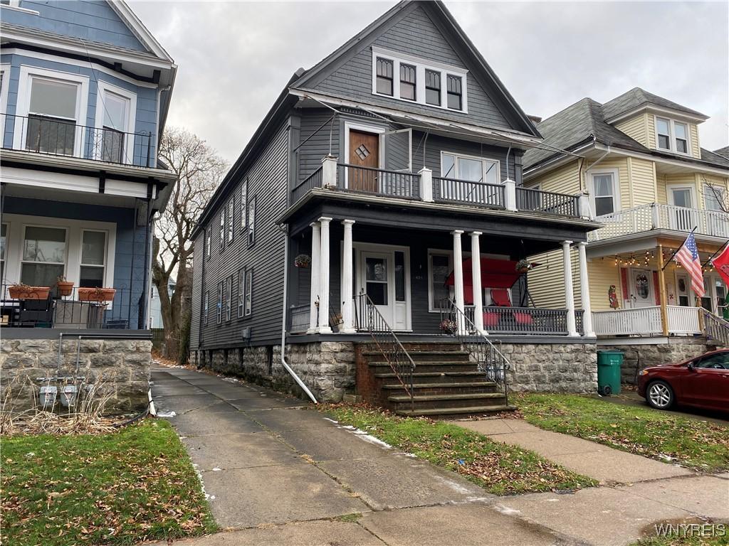 view of front facade featuring a porch and a balcony