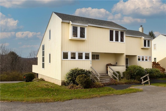 view of front of house with a front lawn