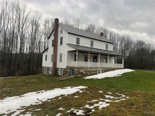 farmhouse-style home with a yard