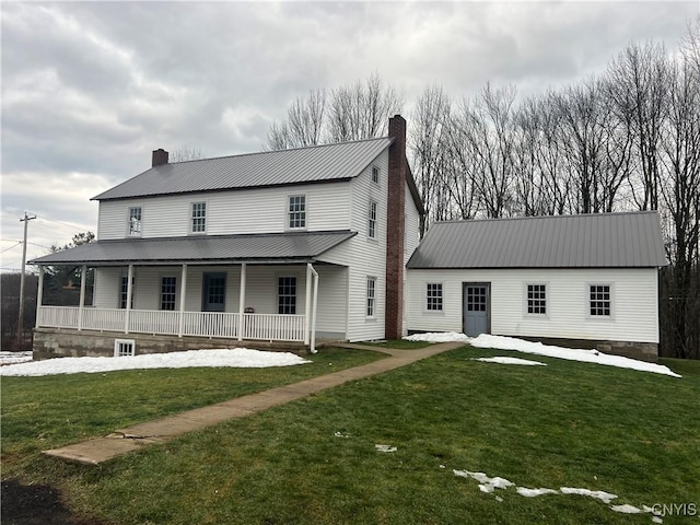 view of front facade featuring a porch and a front yard