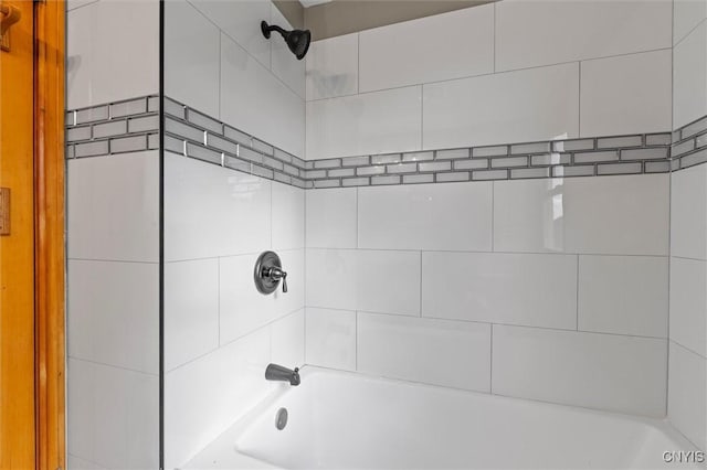 bathroom featuring tiled shower / bath combo