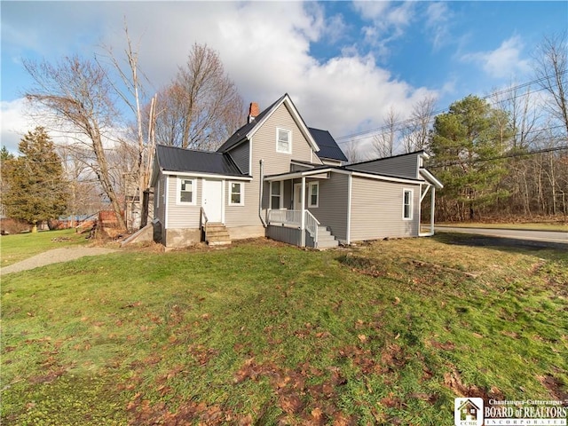 view of front of property with a front lawn