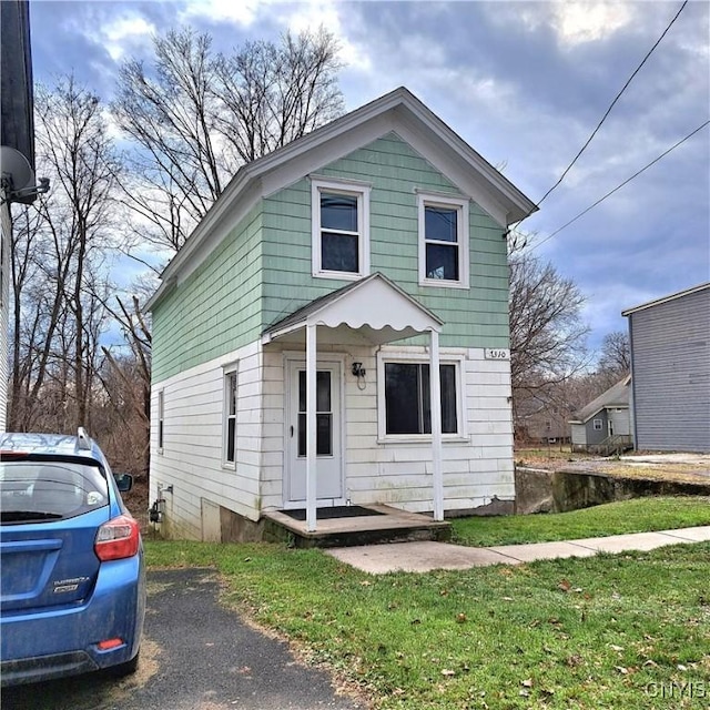 front of property with a front lawn