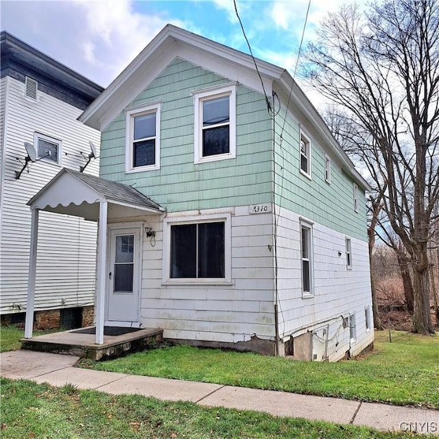 view of front of property with a front yard