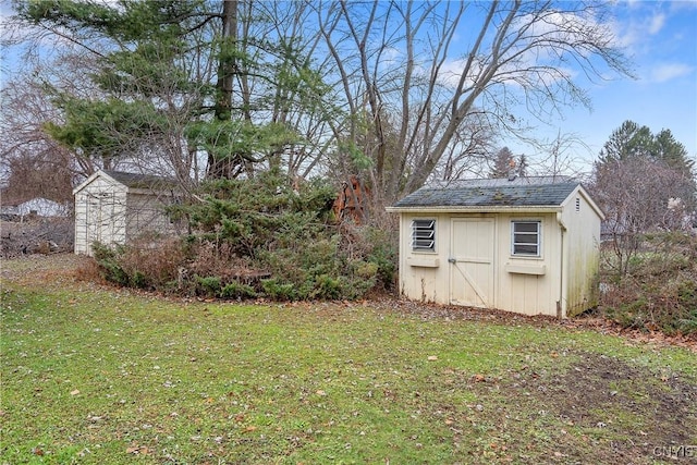 view of yard featuring a storage shed