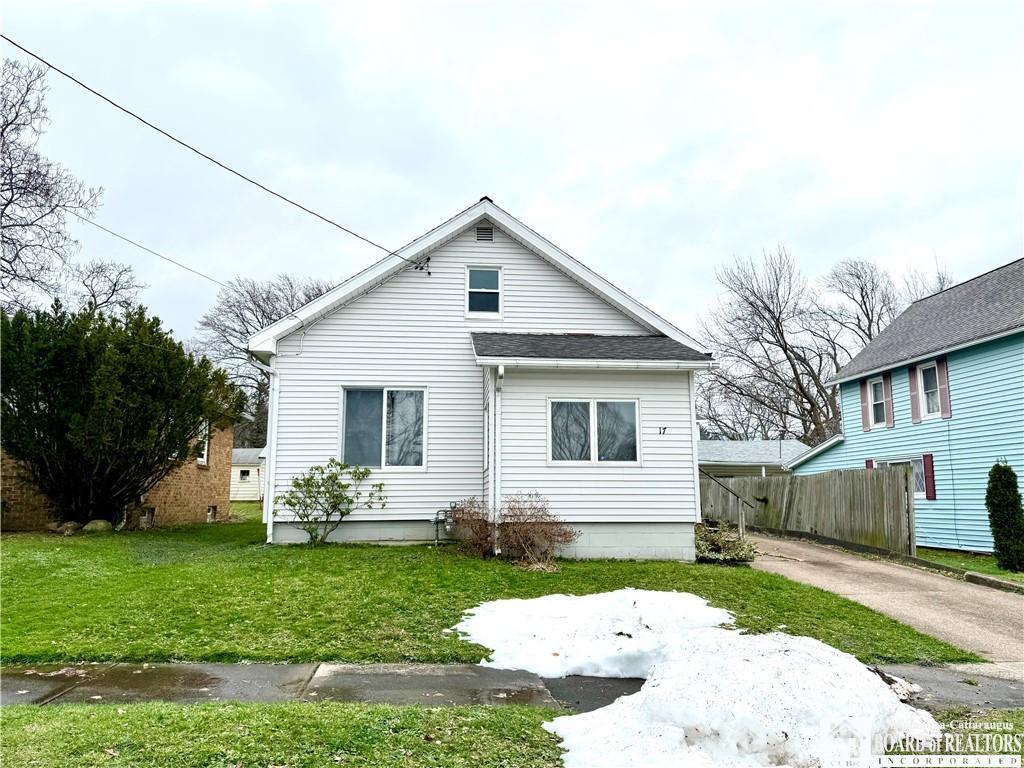 back of house featuring a lawn