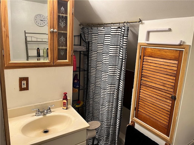 bathroom featuring a shower with curtain and vanity