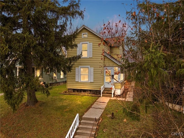 view of front facade with a yard