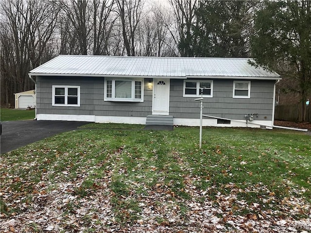 single story home featuring a front lawn