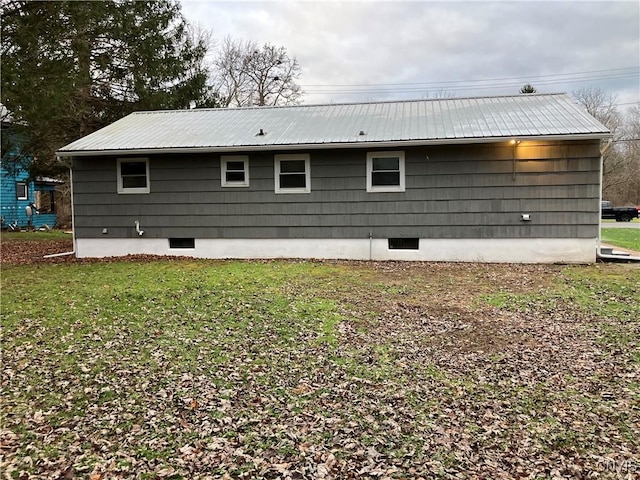 back of house featuring a yard