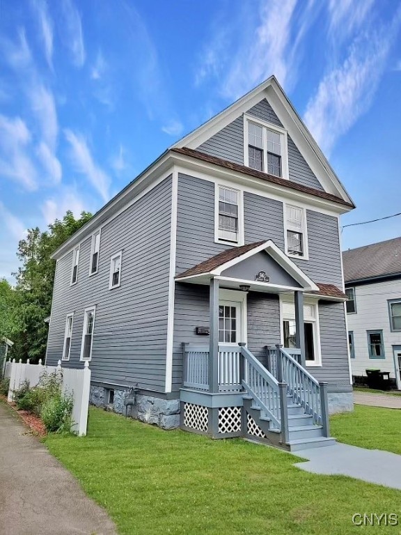 view of front of home featuring a front yard