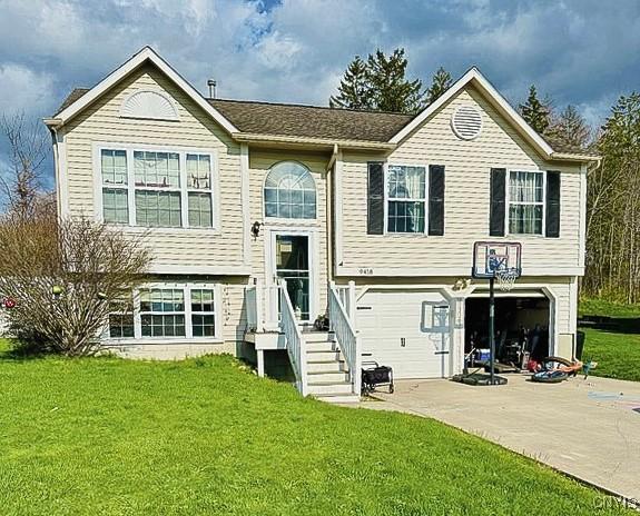 view of front of property featuring a front yard and a garage