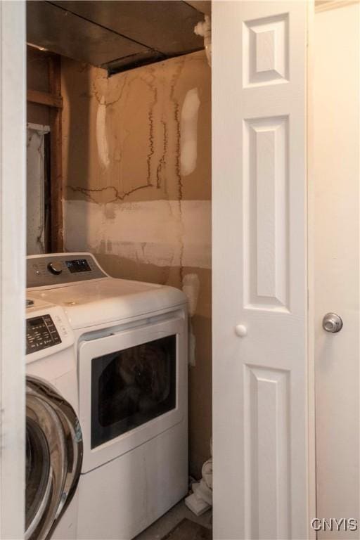 clothes washing area with washer and clothes dryer