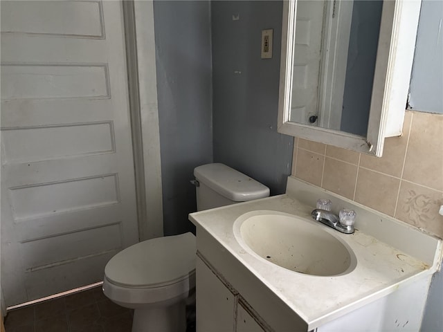 bathroom featuring decorative backsplash, vanity, and toilet