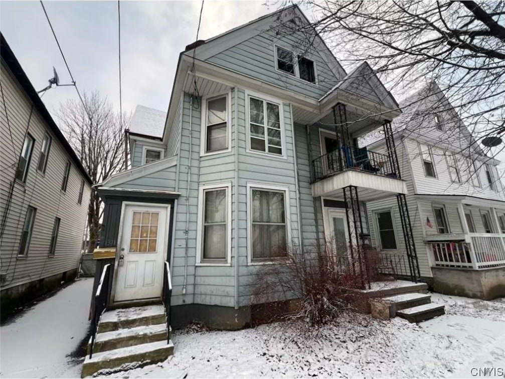 view of front of home featuring a balcony