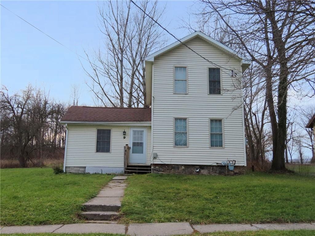 view of front facade featuring a front yard