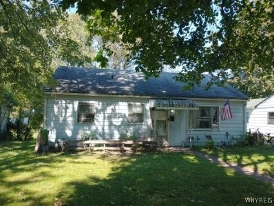 view of front of house with a front yard