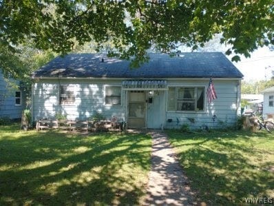 view of front facade featuring a front lawn