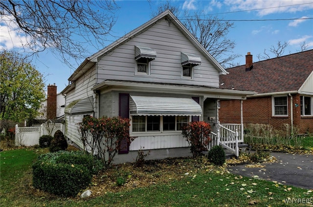 view of front of house featuring a front lawn